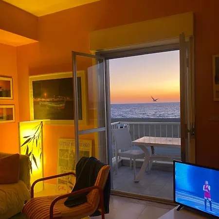 Rainbow Seafront شقة *