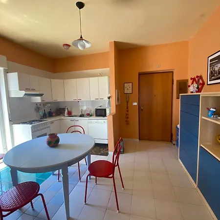 Rainbow Seafront * مارينا دي سكيافوني