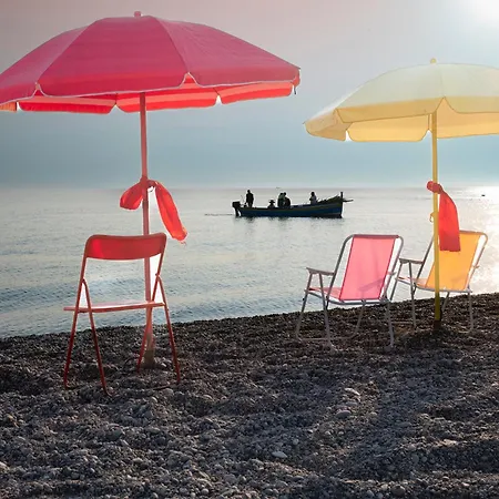 Rainbow Seafront * مارينا دي سكيافوني