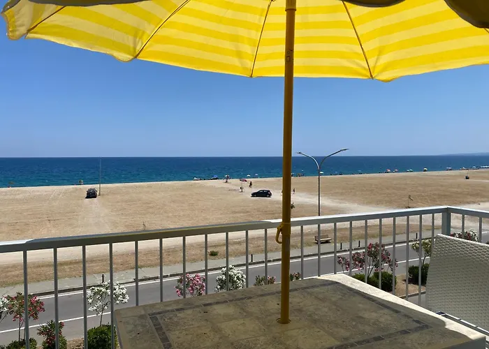 Rainbow Seafront Apartamento